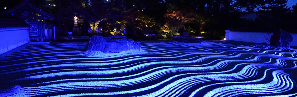 お寺の庭がアートに変身