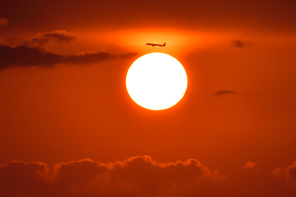 夕日を飛び越えて。。。