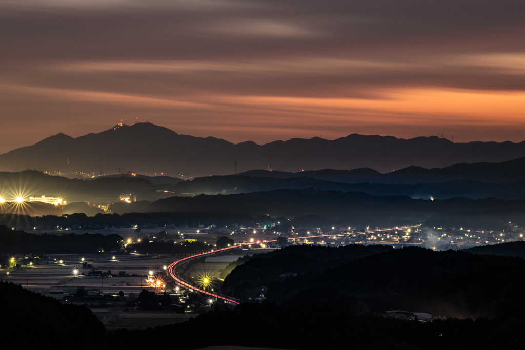 夜明け前の新幹線の軌跡