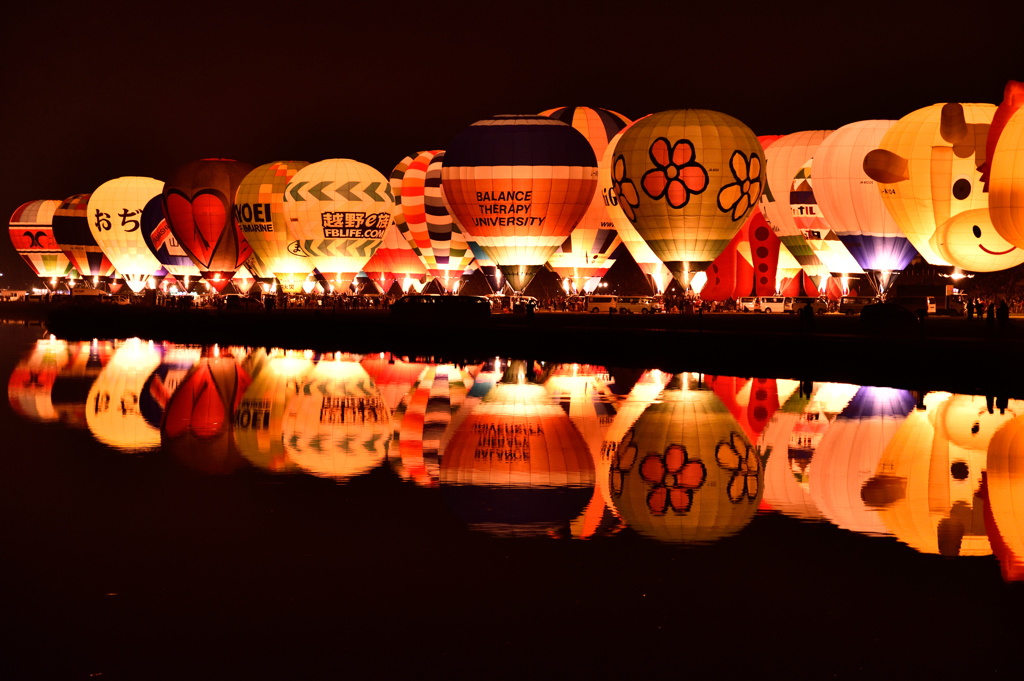 La Montgolfier Nocturne （夜間係留）は幻想的