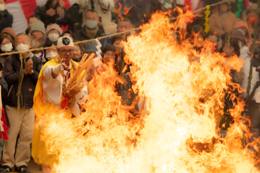 激しい炎に包まれる神事