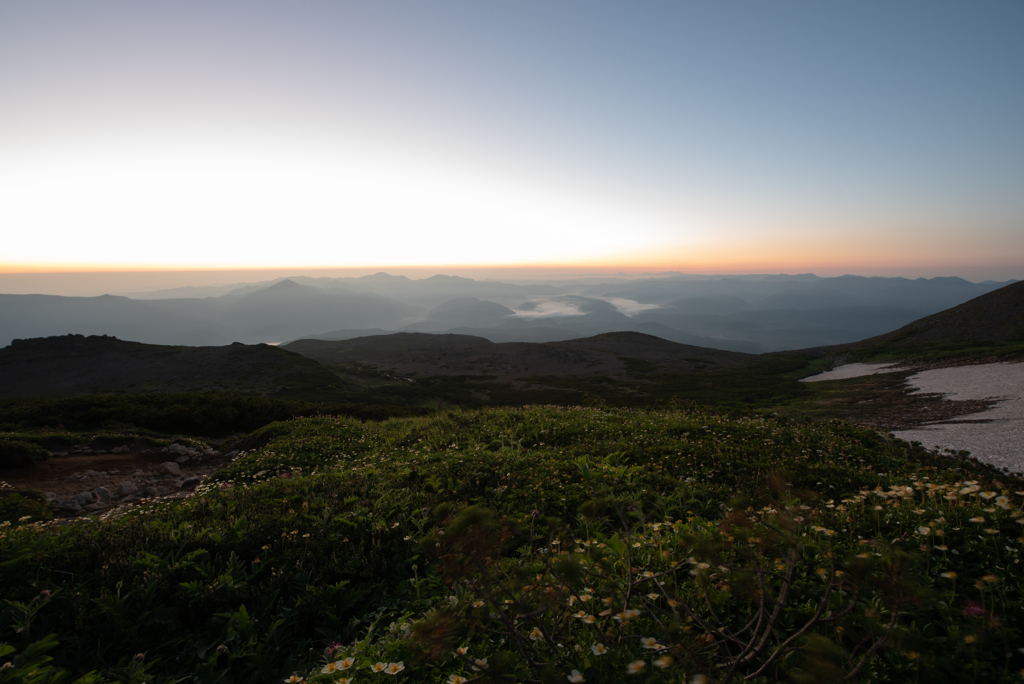 山の夜明け