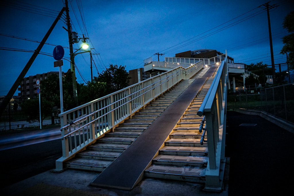 夜明け前の歩道橋  Pre-dawn footbridge