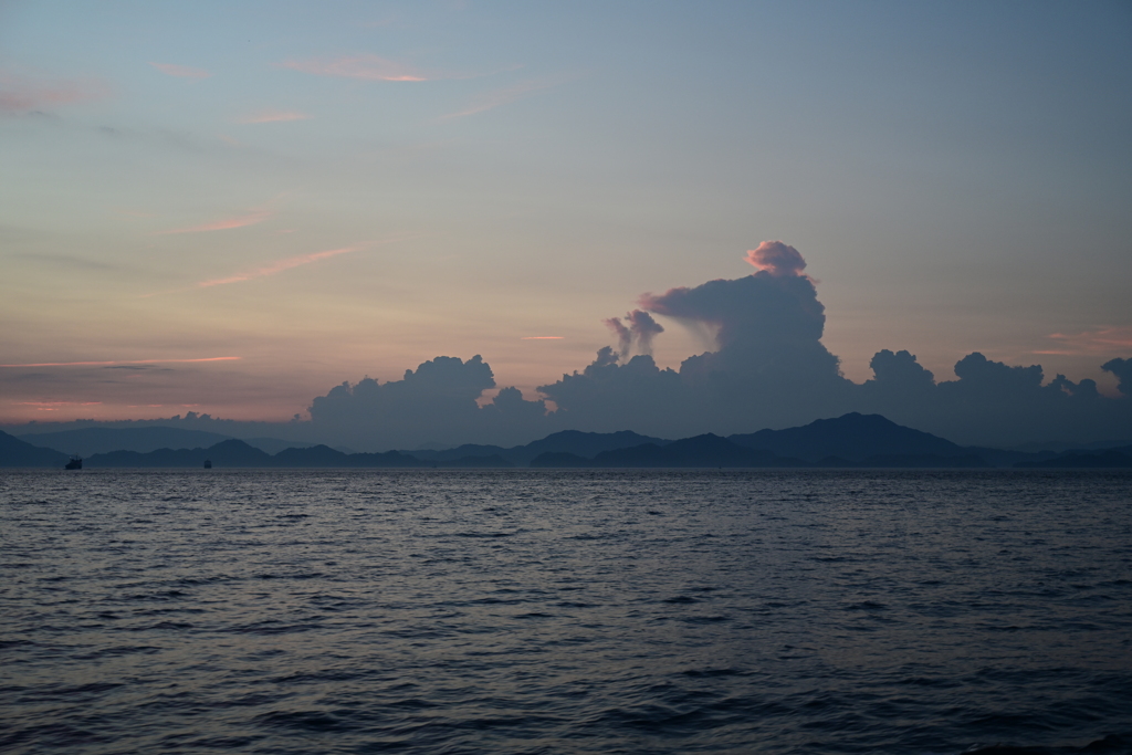 瀬戸内海あたりの夕暮れ2。
