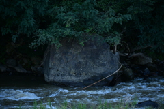 対岸の岩。