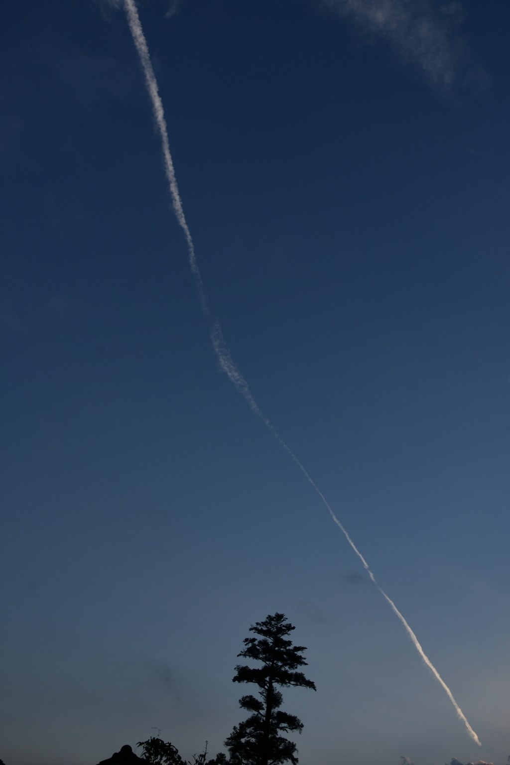 曲がった飛行機雲。