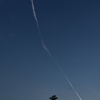 曲がった飛行機雲。
