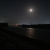 夜の河川敷。