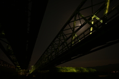 月と鉄橋。