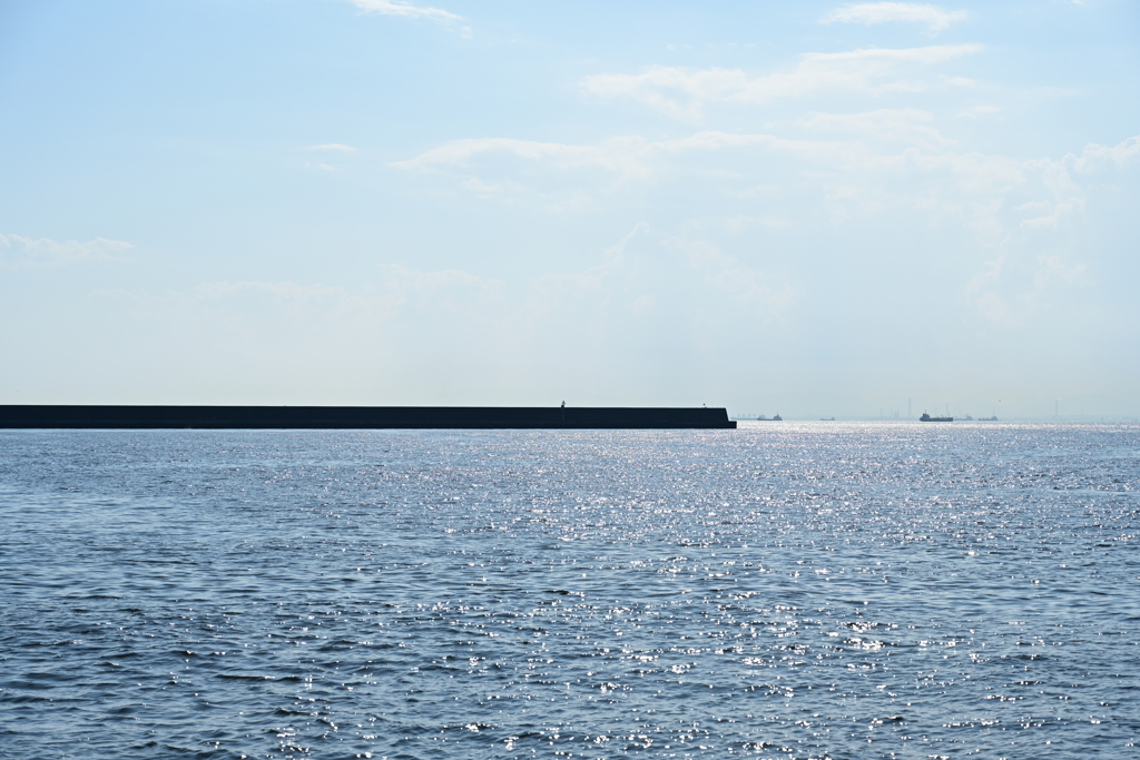 快晴の海と防波堤。