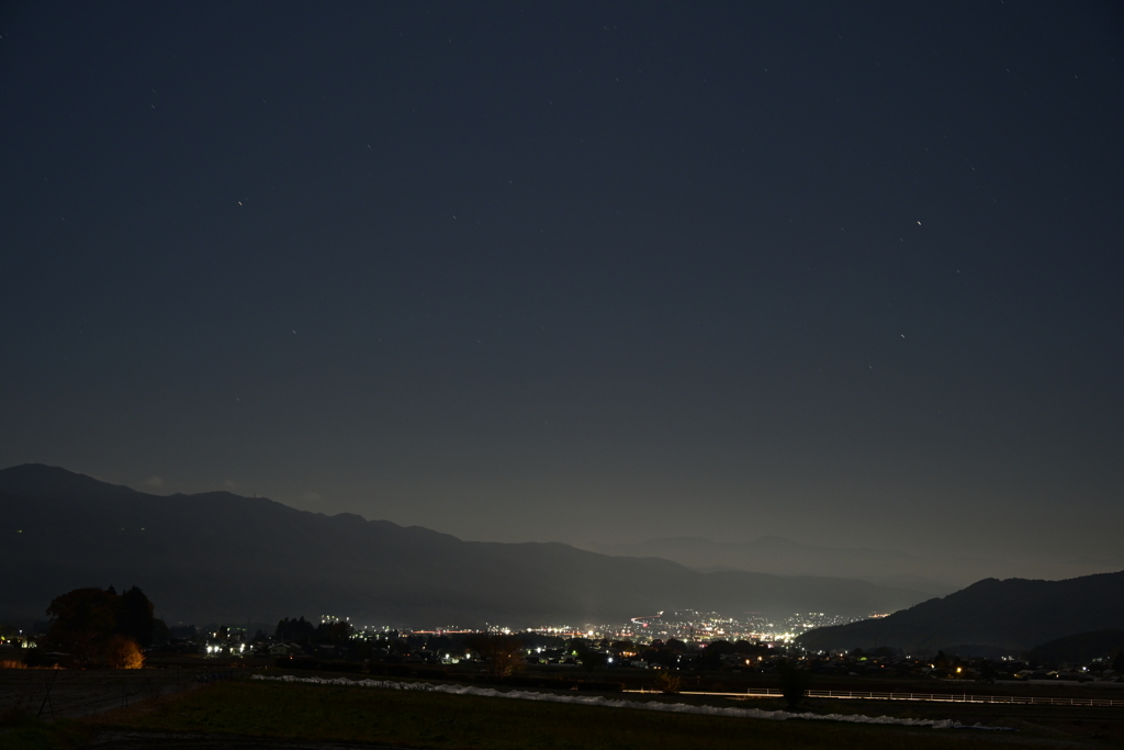 真夜中の街明かり。