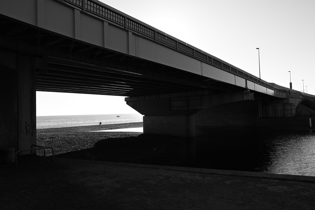 橋と海。