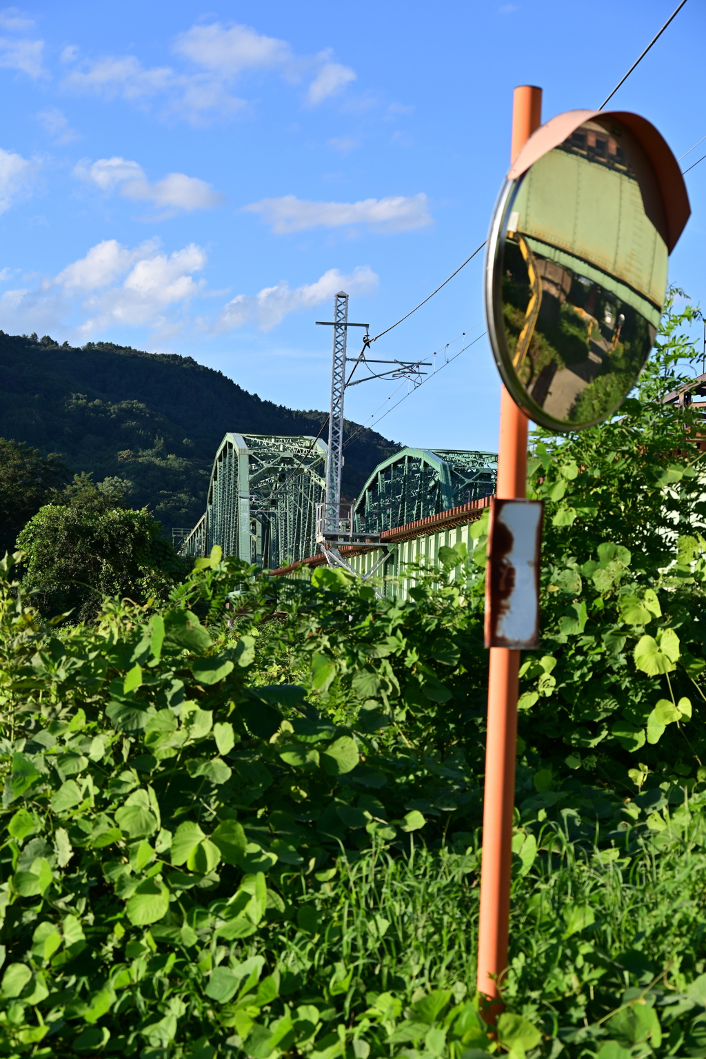 夏の鉄橋。