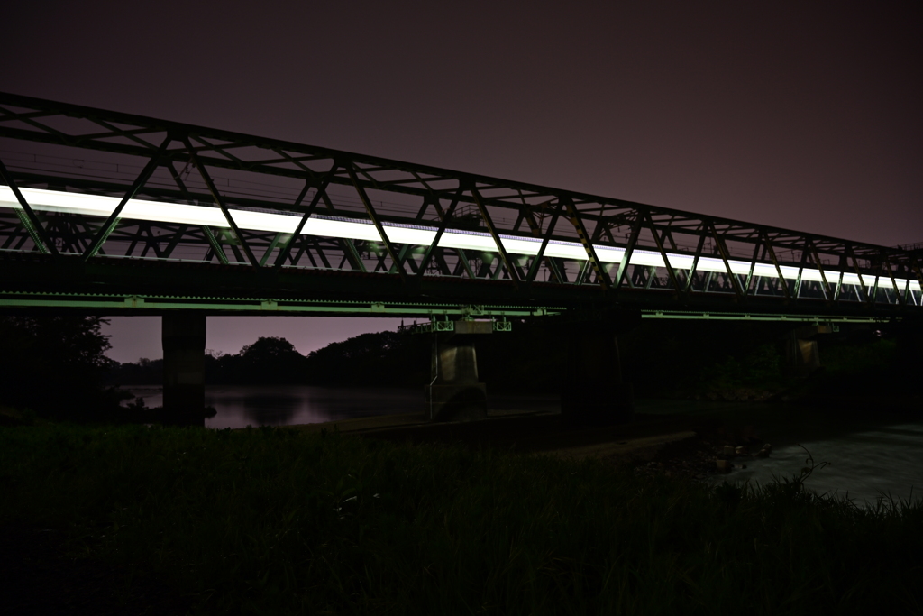 夜の鉄橋と電車。