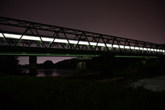 夜の鉄橋と電車。