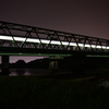 夜の鉄橋と電車。