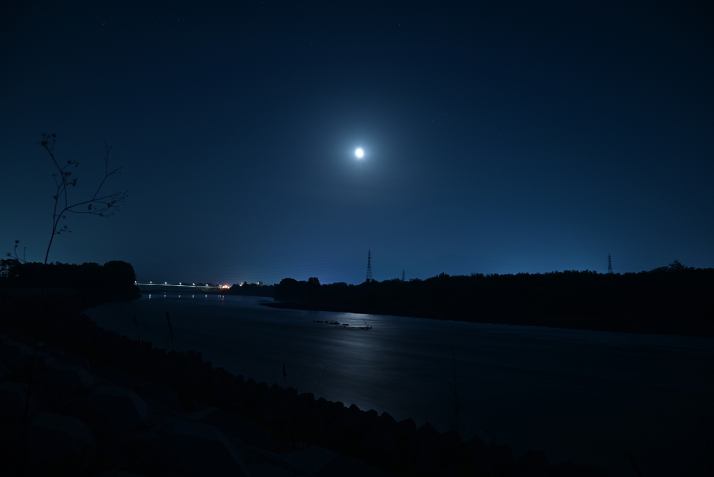 夜の河川敷。
