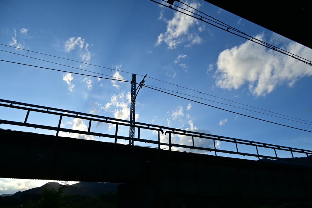 線路の先の空。