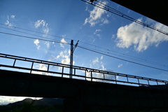 線路の先の空。