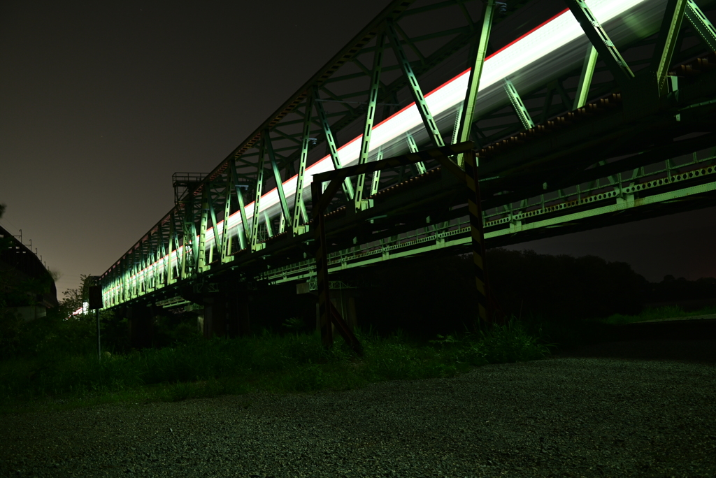 夜の鉄橋。