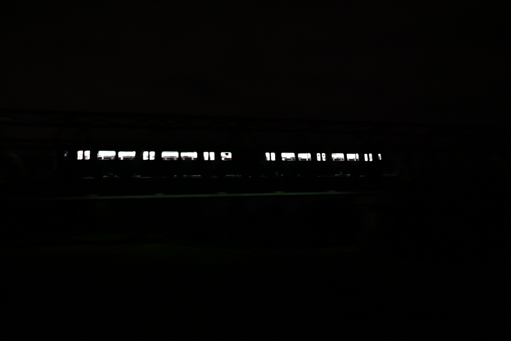 夜の鉄橋を渡る電車。