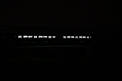 夜の鉄橋を渡る電車。