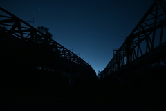 夜の鉄橋。