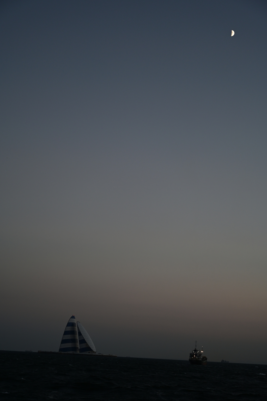 あの建造物と月と船。
