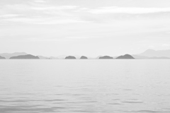 快晴の瀬戸内海あたりモノクロ2。