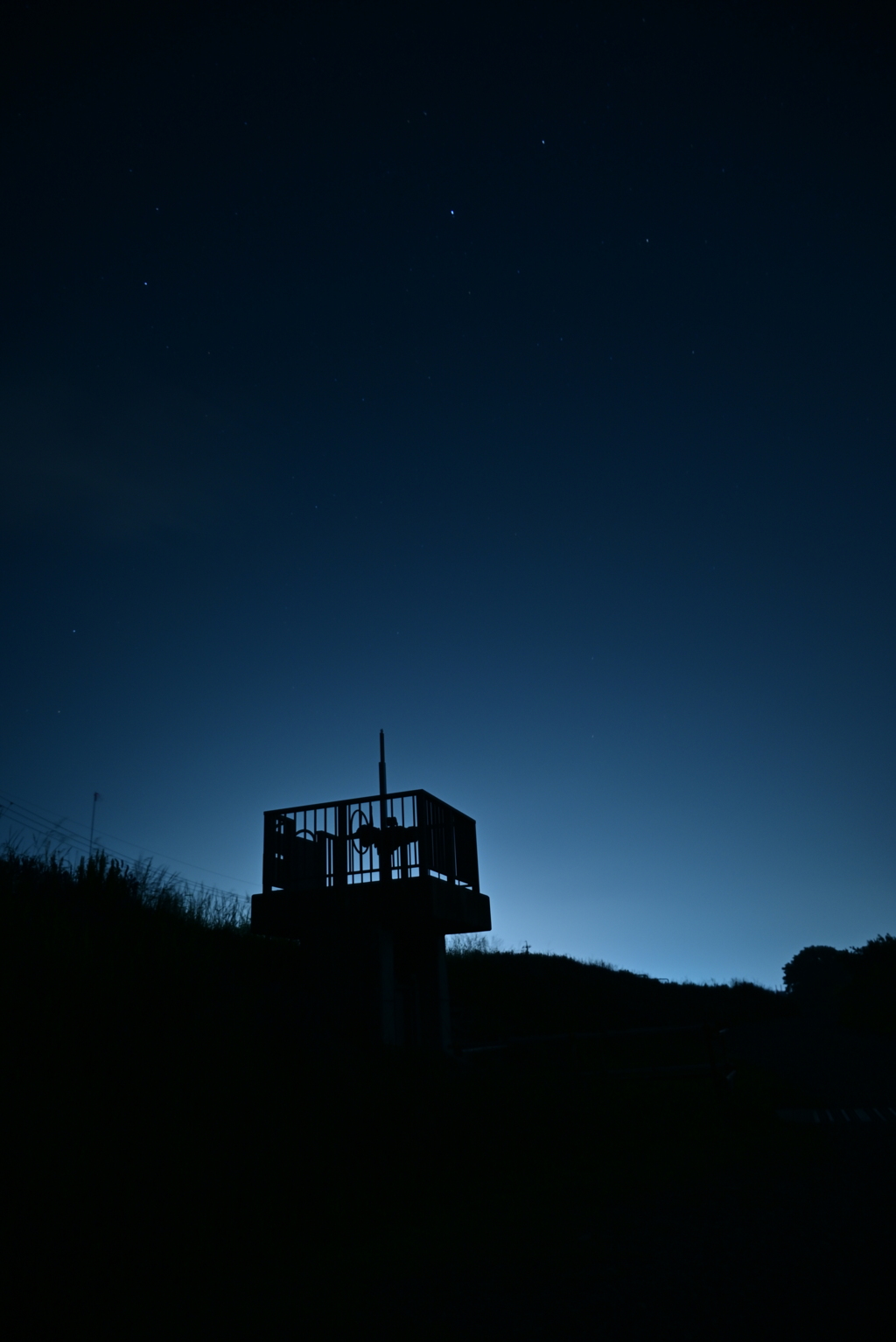 夜の河川敷。