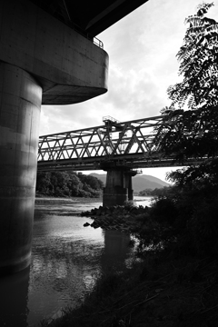 川と鉄橋。