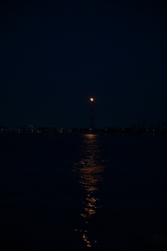 夜の海とガスの灯り2。