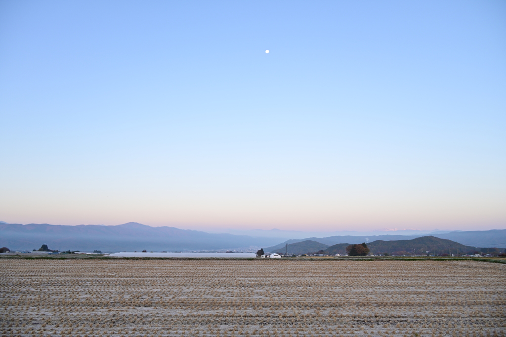 朝焼けと山と田んぼ。