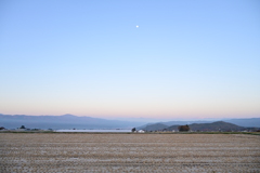 朝焼けと山と田んぼ。