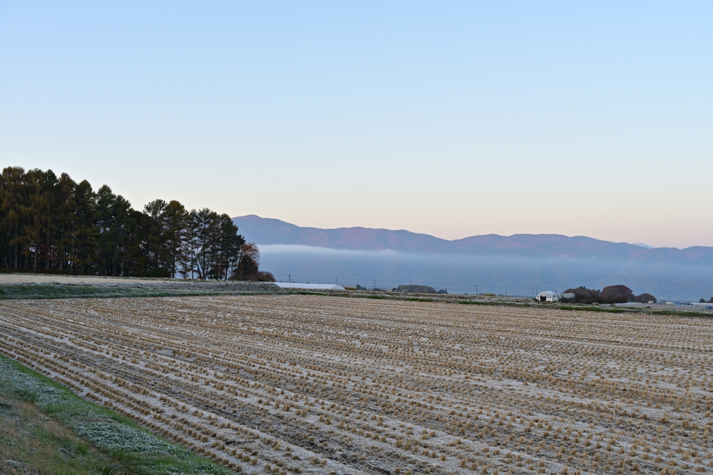 朝焼けと山々。