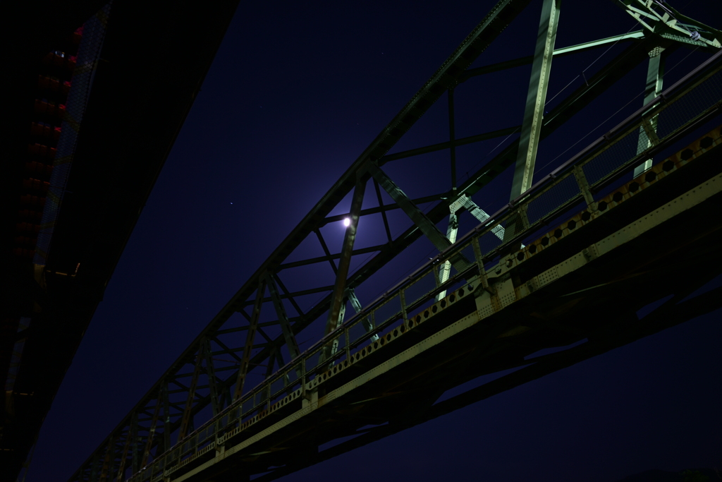 月と鉄橋。