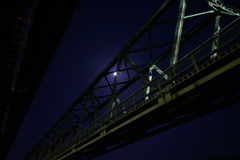 月と鉄橋。