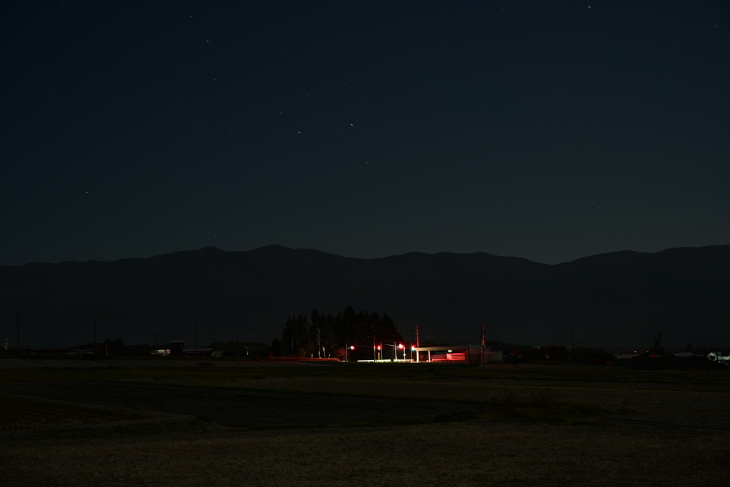 真夜中の交差点。