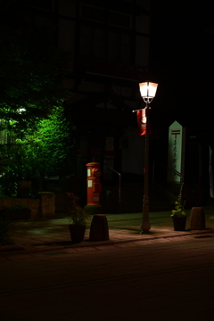 夜の赤ポスト。