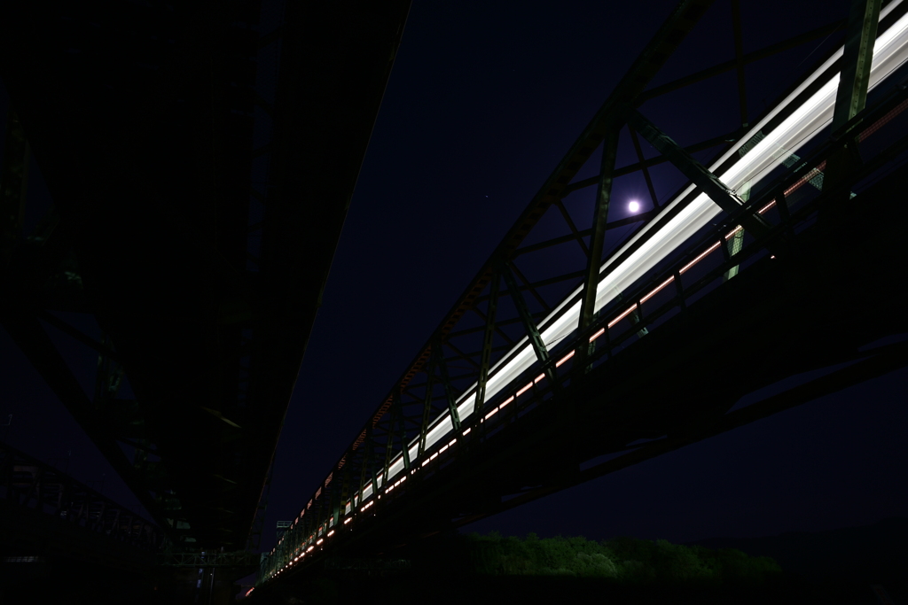 月と鉄橋と電車。