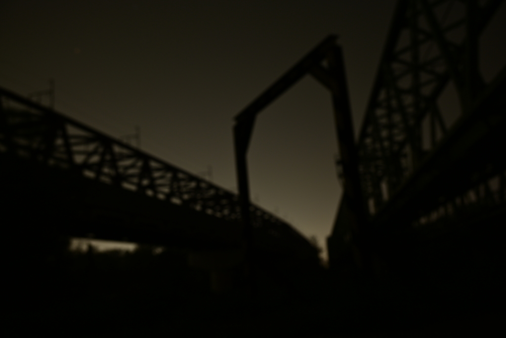 夜の鉄橋。