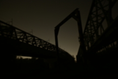 夜の鉄橋。
