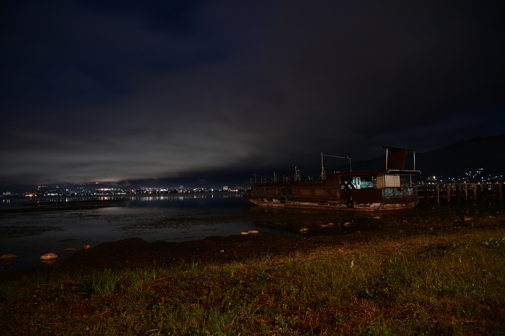 ある湖とボロボロの船。