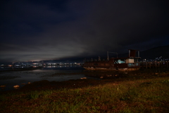 ある湖とボロボロの船。