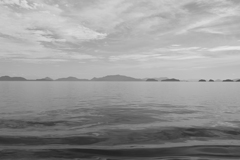 快晴の瀬戸内海あたりモノクロ。