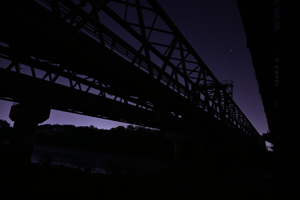 夜の鉄橋。