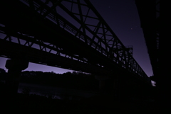 夜の鉄橋。