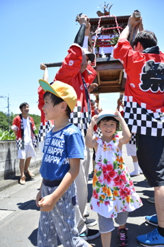お神輿潜ってはいチーズ！②