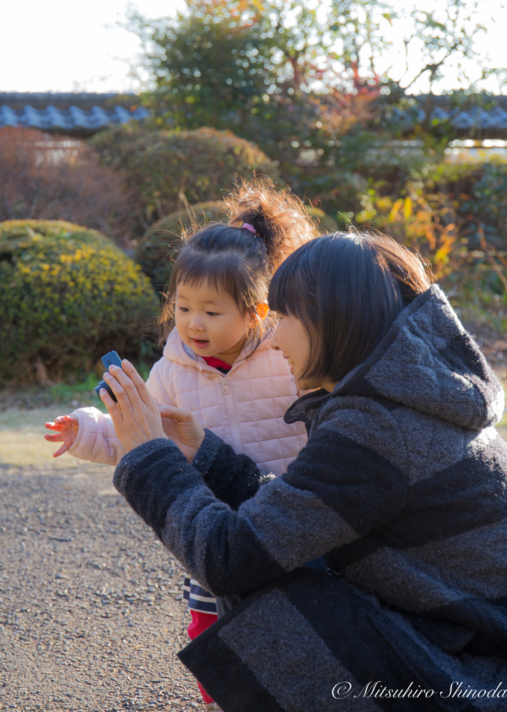 携帯電話を見て わぁ〜！！