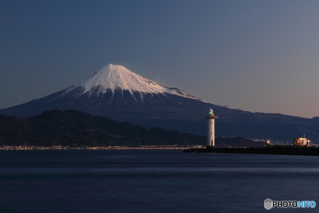 港町から望む富士